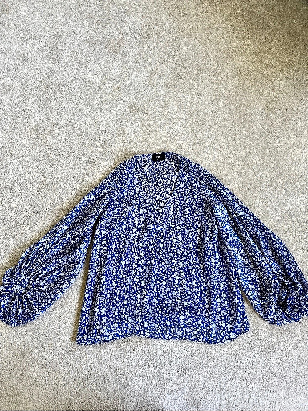VICI Floral Blouse in Blue & White Size Small Like New